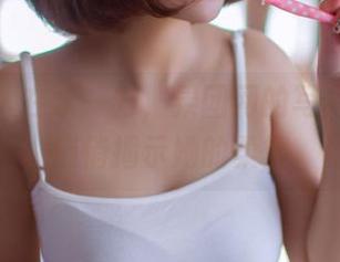 有位伊人在水一方，果团网的写真套图，悄悄揭示她的柔情