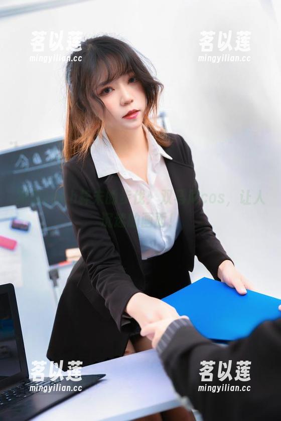 跟随Leah梓未的步伐：双马尾cos，让人沉迷的画面！