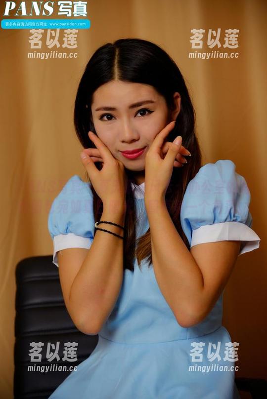 PANS写真-夏天 PANS写真 - 夏天职场风云:办公室的写真图包宛如夏日阳光,照亮每一个角落。