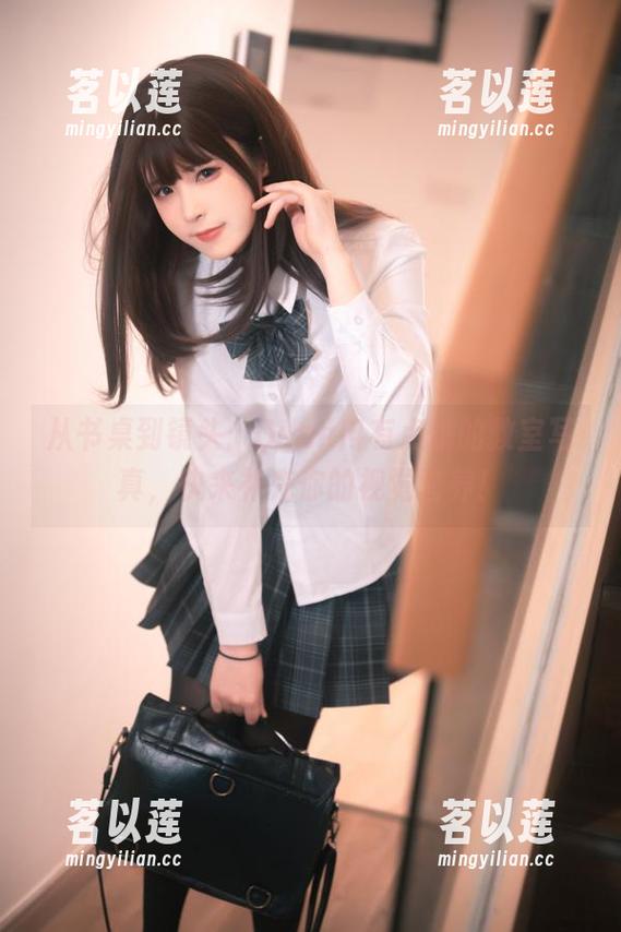 从书桌到镜头：Quan冉有点饿的教室写真，快来补充你的视觉营养！