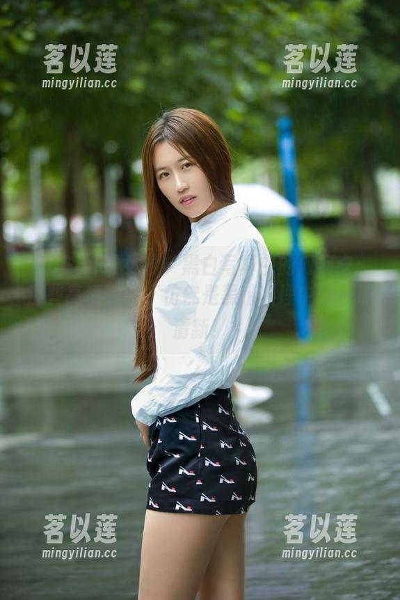TuiGirl推女郎 - 黑白写真中的何何夕：那些高清瞬间，仿佛是黑暗料理中的一抹清新！