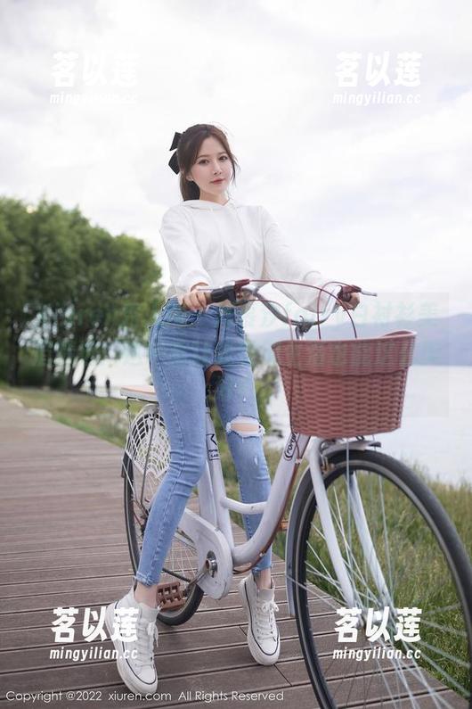 Xiuren秀人网 - 周慕汐fairy白衬衫美眉精选：这一套让我觉得生活也能这么美好？
