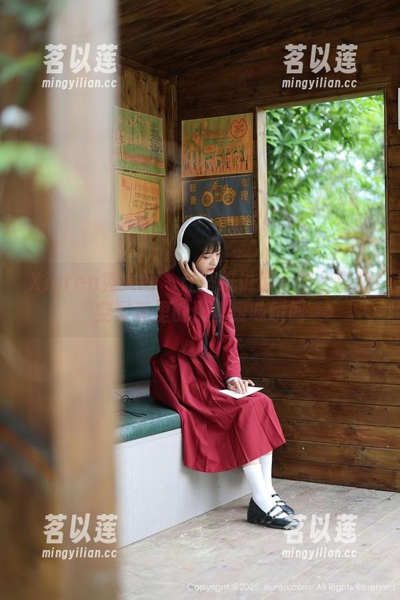 Xiuren秀人网 - 让壁纸说话：李七喜镂空写真里的那些暧昧瞬间