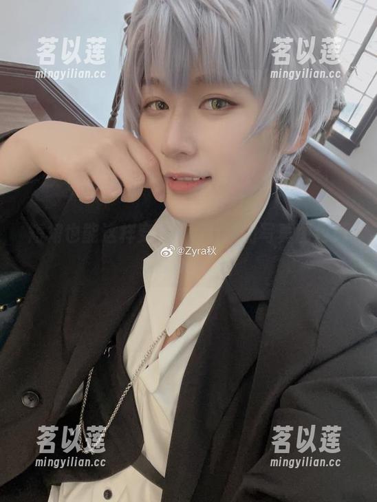 短裙也能这样穿？Zyra秋的写真图包颠覆我的认知