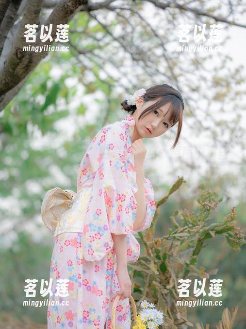 观看nagisa魔物喵的教室，原图中那些不经意的目光...