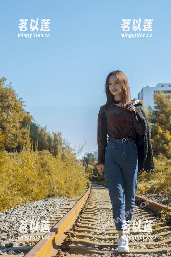 partycat轰趴猫 - 陈雅漫户外写真：随风起舞，不知道自己在拍啥，但感觉好棒！