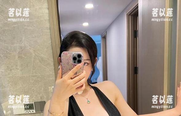 微密圈 - 想知道不爱笑的赛琳的秘密吗？这里有免费套图，含蓄又撩人！