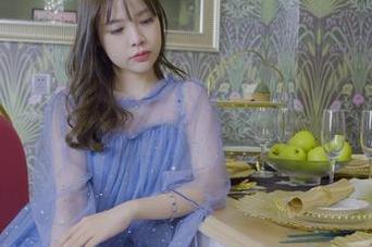 丽柜 – 分享王欣竹的短裙图库：她的短裙，让我感受到一种不言而喻的引力，真是微妙！