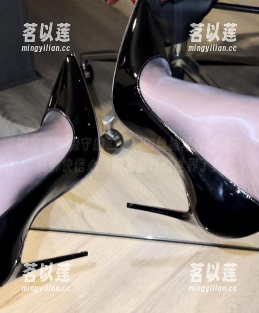 微密圈 - 保守的二舅妈的丝袜写真，搞得我都快信心满满准备环游世界了！