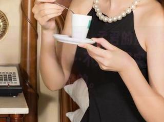 克拉女神 – 有时觉得，孟君的皮衣写真能带我到另一个世界…不过，现实还是很残酷的。