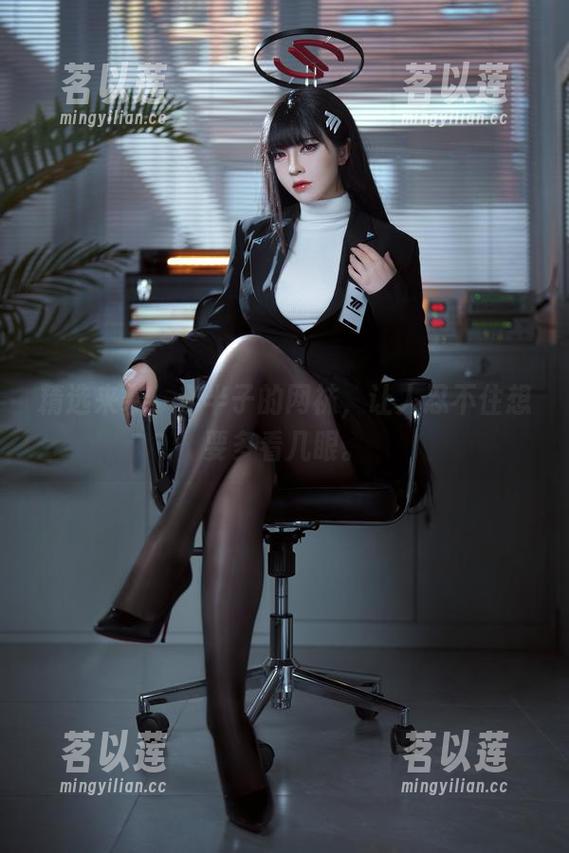 半半子 精选来袭!半半子的网袜,让人忍不住想要多看几眼。