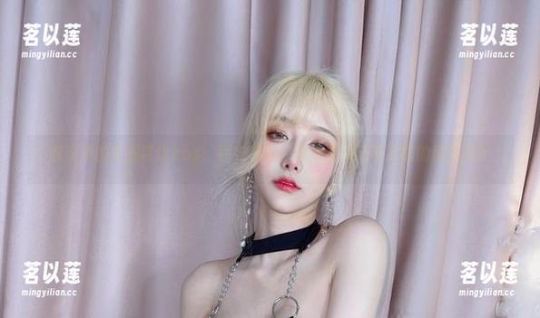 啾小妍 啾小妍的金发芭比cos:图包探索,没找到小马哥我真的很失落!
