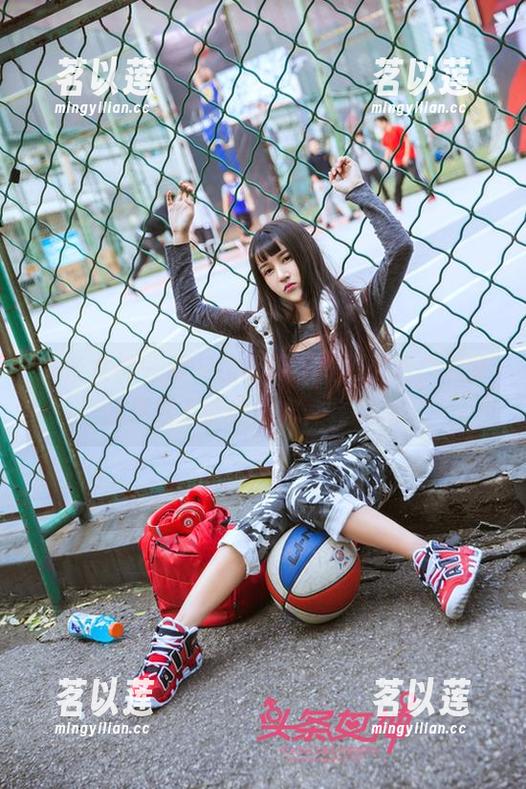 头条女神 - 新一波水手服美图更新，瑞宝儿你就不能好好穿件衣服吗？