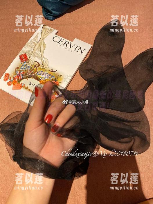 微密圈 - 跟着宸大小姐的最新比基尼图集，开启一段夏日奇遇！