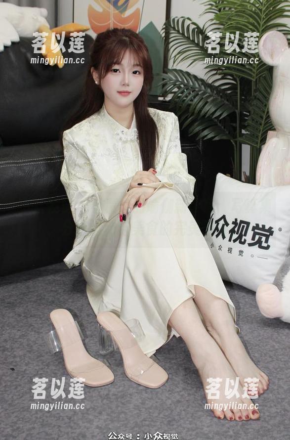 小众视觉-小薯条 小众视觉 - 小薯条的瑜伽新姿势:写真集,分享运动与美食的完美碰撞!