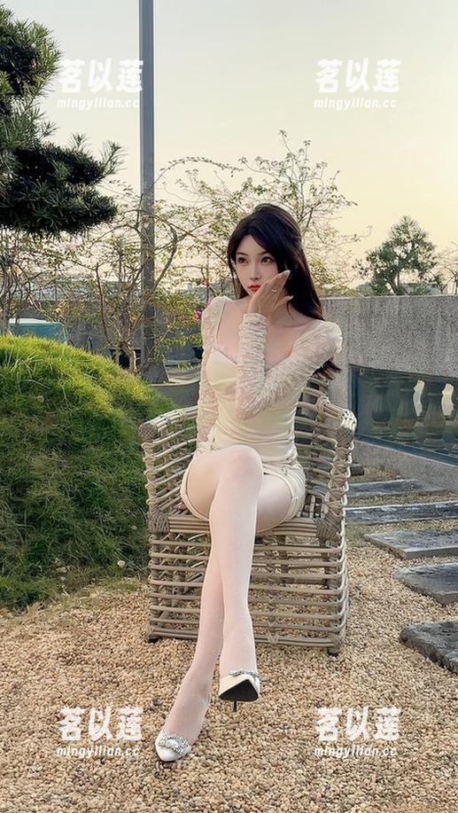 微密圈 - 谁需要模特？徐莉芝穿上牛仔裤，美图瞬间变成精选！