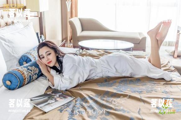 推女神 - 无圣光照不住的王婉悠Queen：看她如何让制服瞬间变身美图女神！