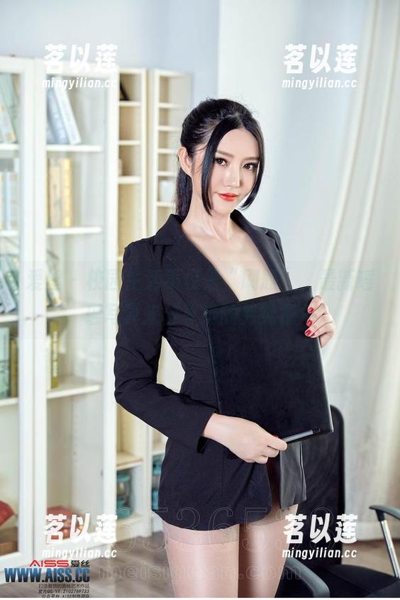 爱丝-瑶瑶 爱丝 - 校园生活不仅是“刷题”,最新瑶瑶写真来分享她的另类视角