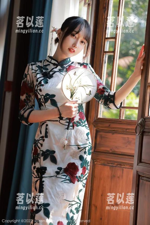 秀人网-Elise谭晓彤 秀人网 - Elise谭晓彤带你探访少女世界:原图与图集的色彩碰撞