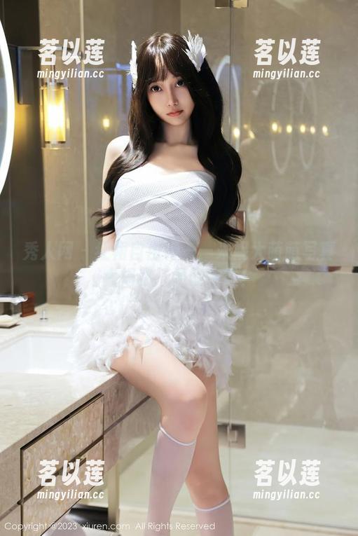 秀人网 - 红裙自由行——米妮大萌萌写真大揭秘，原图完胜！