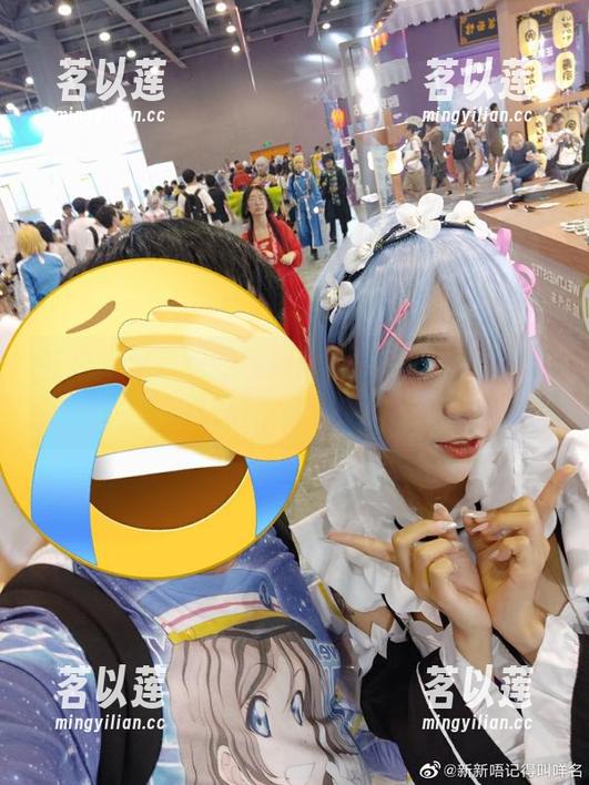 在校服里舞动的可爱：舞小喵写真图集，玩得不亦乐乎！