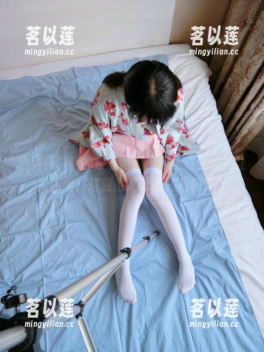 精选西尔酱的白丝写真，穿上白丝的她让人想问：这到底是艺术还是犯罪？