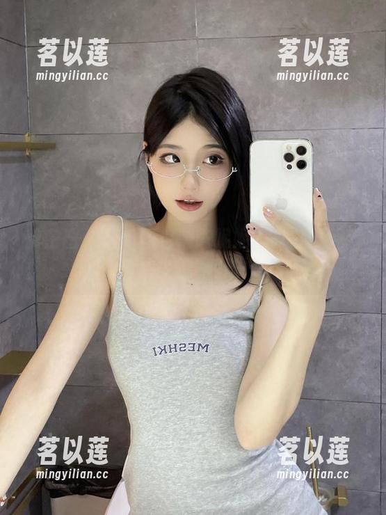 微密圈 - 最新图包：陈妮妮UNI白丝特辑，穿得越少越能引发思考？