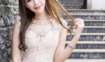 青豆客 – Akiki朱若慕的连衣裙难以选择，来吧，无圣光套图帮我决定！