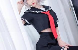 最新图包出炉：青青子Js在泳池里，简直是漂浮的仙女！
