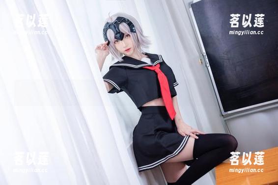 最新图包出炉：青青子Js在泳池里，简直是漂浮的仙女！