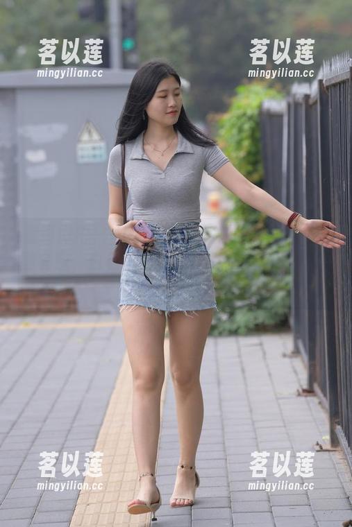 魔镜街拍 - 一起来欣赏婷婷的完美黑丝美腿套图，白色吊带连衣裙真是个隐藏buff！