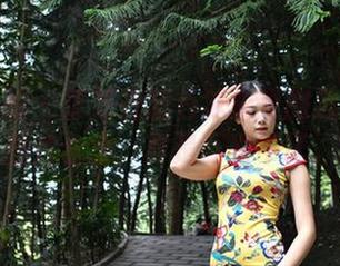 魔镜街拍 – 芝芝在蓝色泳衣里的迷人表情图片合集，真是百看不厌。