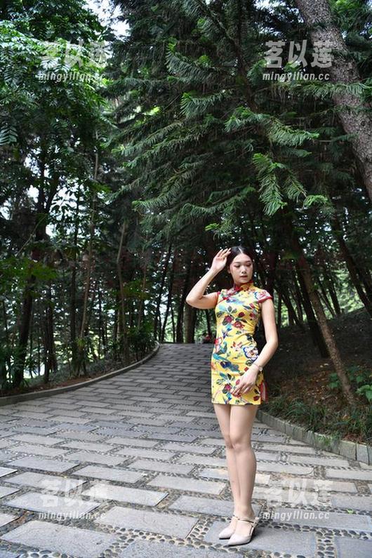 魔镜街拍 - 芝芝在蓝色泳衣里的迷人表情图片合集，真是百看不厌。