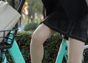 魔镜街拍 – 商业广场的萌宝儿：哈哈镜下的包臀裙肉丝写真合集，忍不住多看两眼