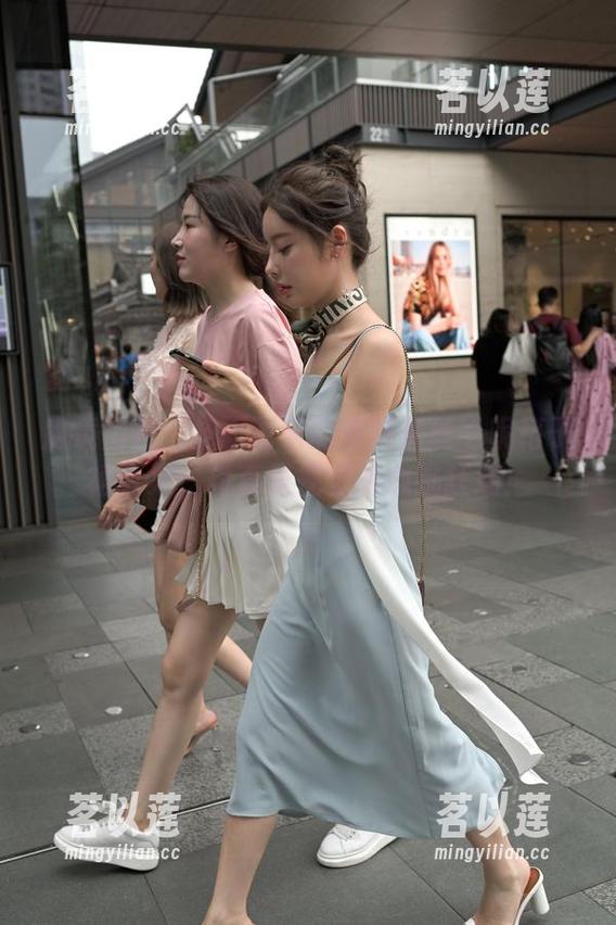 魔镜街拍 魔镜街拍:扑面而来的高清黑丝毛呢格子裙合集,简直是视觉的心跳狂潮!